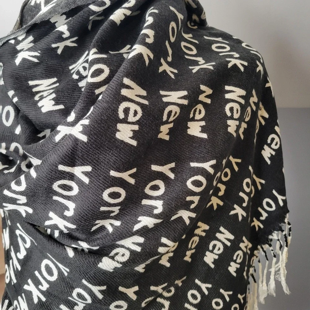 100% Cashmere Scarf Wrap Shawl Pashmina Black White Preppy Business NYC Print‎